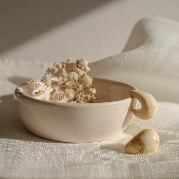 Drop shaped Resin earrings in white marble pattern - Picture 3 of 4